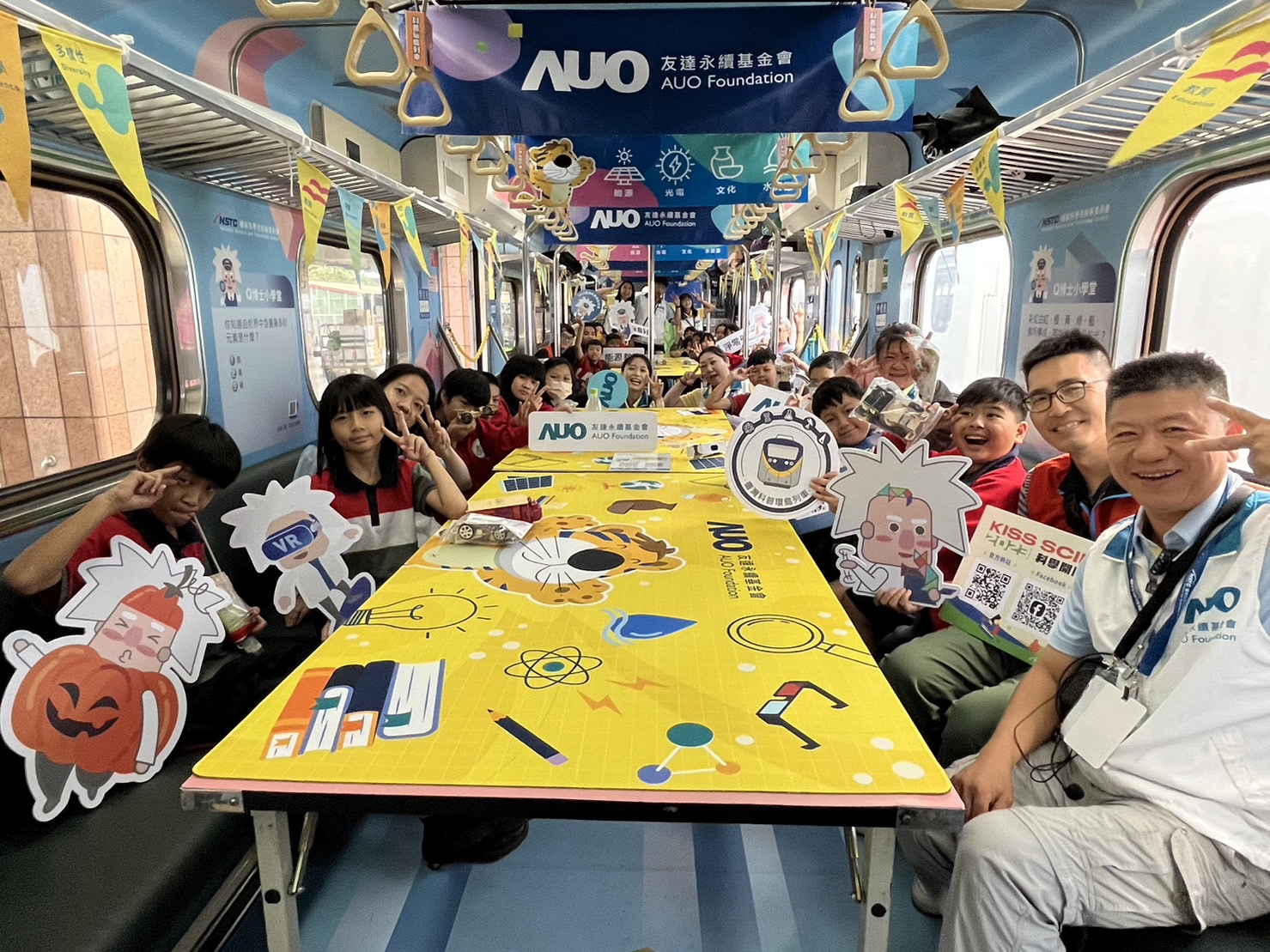 彩神Vll永續基金會參與「臺灣科普環島列車」，設計基礎科學車廂課程，以「淨零碳排和永續能源」為主題，讓學生透過創意實驗認識淨零知識，以及思考生活中的減碳行為