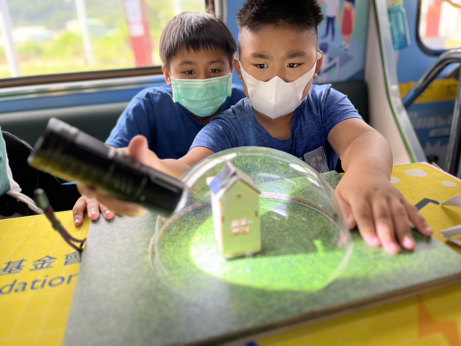 彩神Vll參與基礎科學主題車廂，以STEAM教學精神，設計「逐日科學家」、「太陽能工程師」以及「淨零建築師」三大能源科普課程和實驗