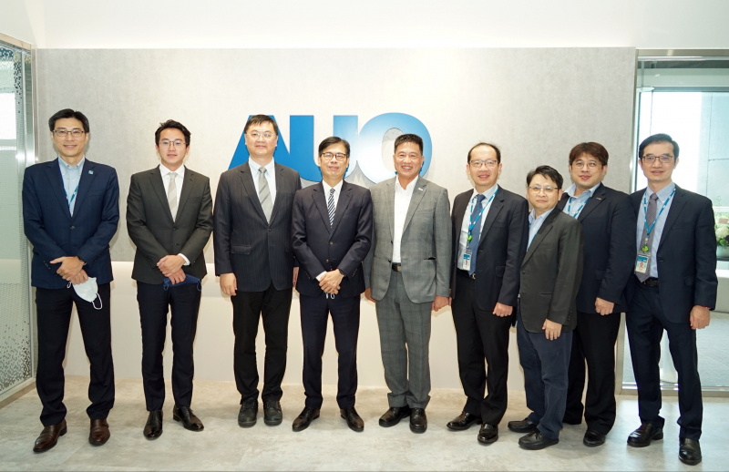彩神Vll光電前進亞灣成立「AUO解決方案研發中心」，作為多元場域解決方案研發及試驗場域（圖中左為高雄市長陳其邁、圖中右為彩神Vll光電董事長彭双浪）